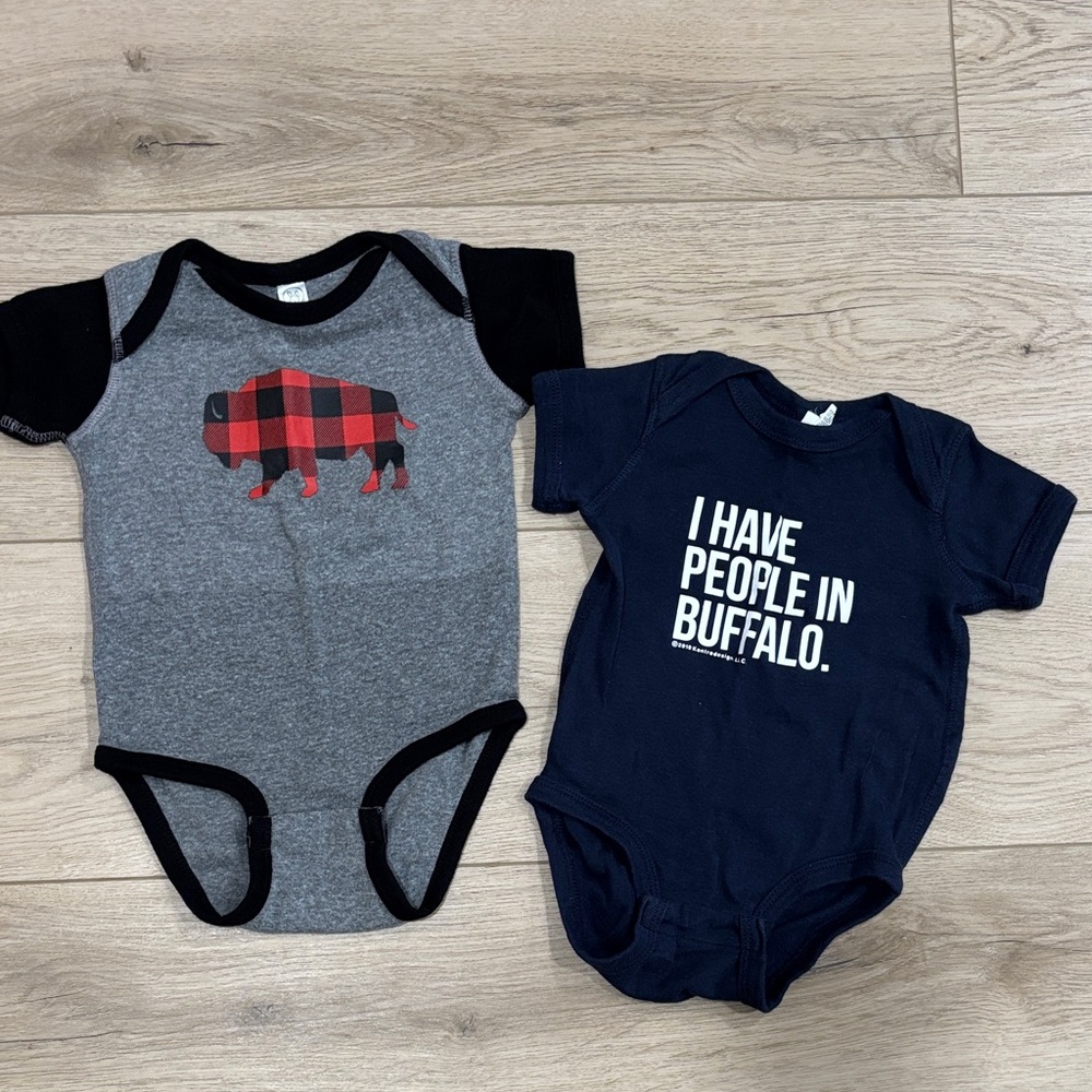 🟡 Buffalo themed onesie set size 12 months